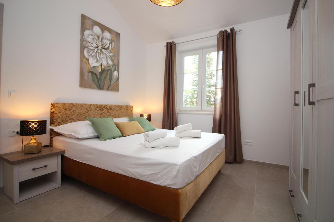Villa Beachfront Sea Palace Kastela Exterior photo
