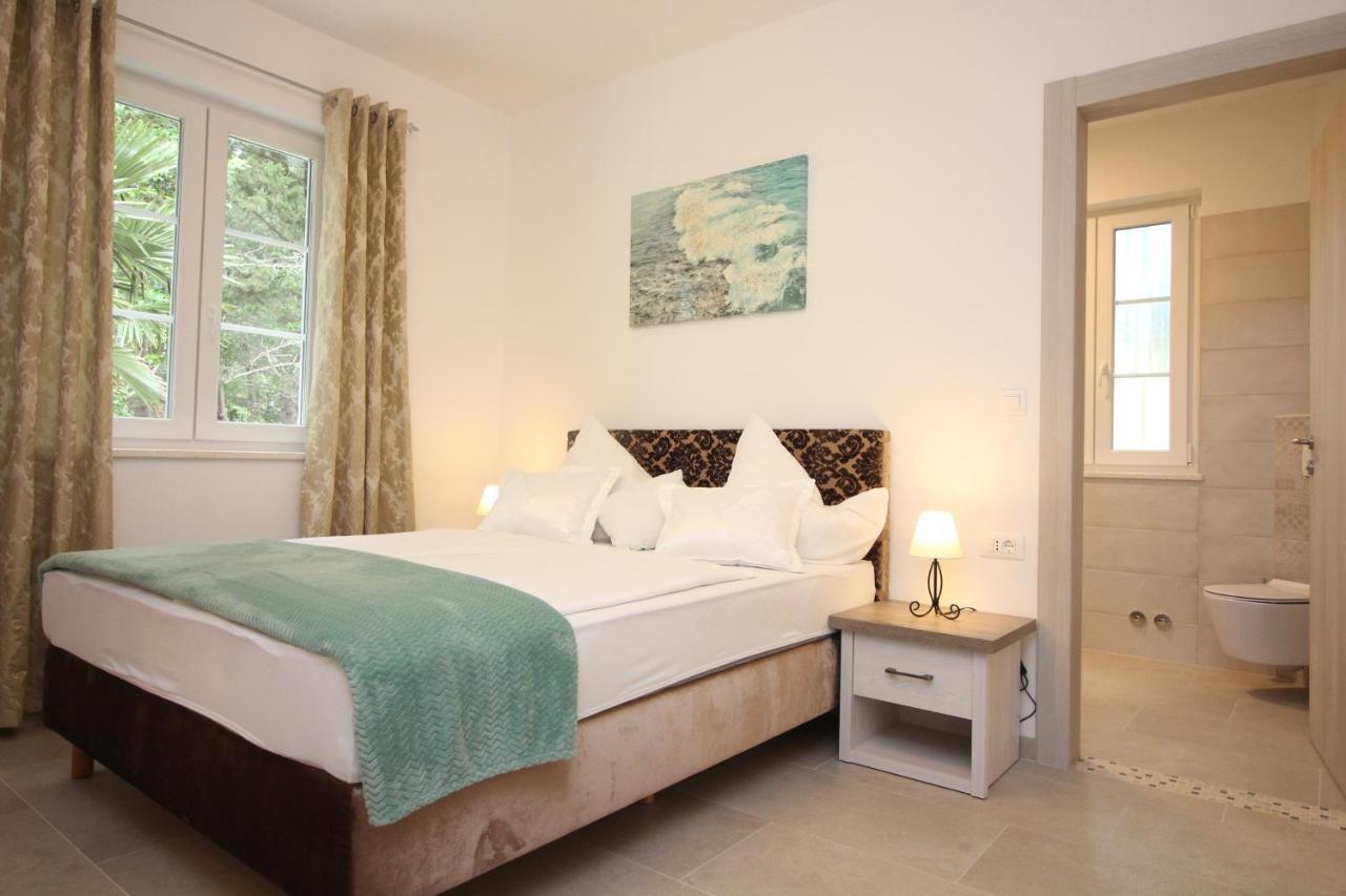 Villa Beachfront Sea Palace Kastela Exterior photo